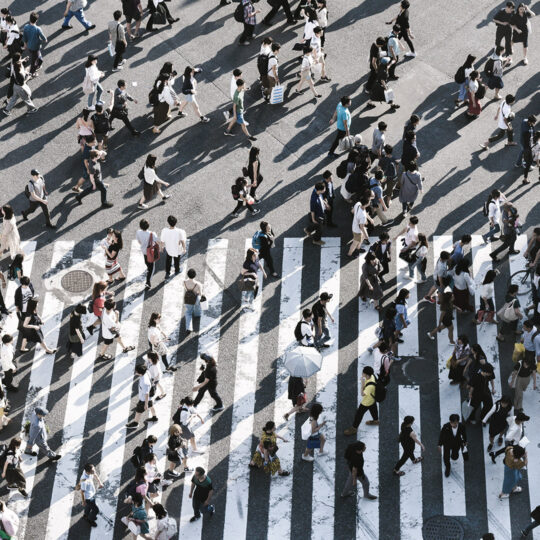 Photo d'une foule de personnes traversant sur un passage piéton prise du dessus