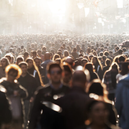 Photo de personnes marchant dans une rue ensoleillée