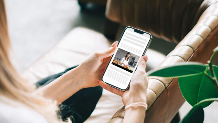 Femme regardant une vidéo outstream sur son téléphone