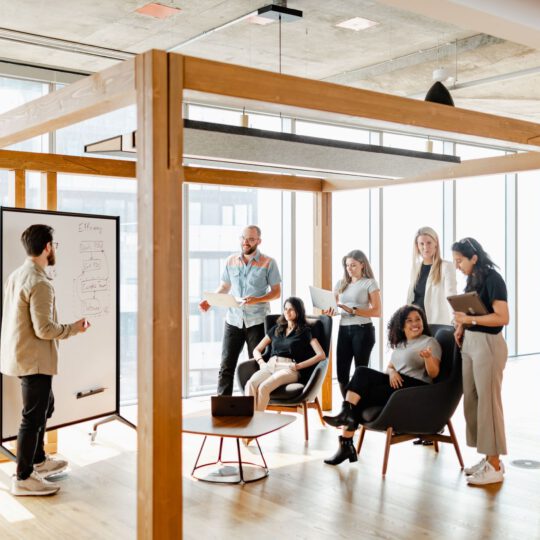 Leute in einem Büro, die Technik im Index zeigen