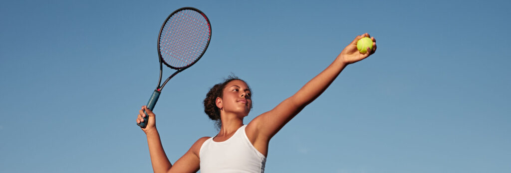 woman playing tennis