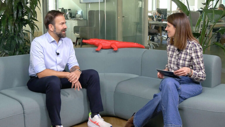 two people sitting on the sofa in the office chatting