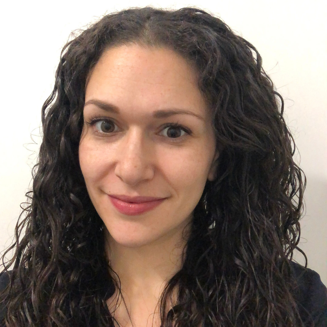 Photo de portait d'Alex Kirby, femme influente dans la publicité, sur un fond blanc