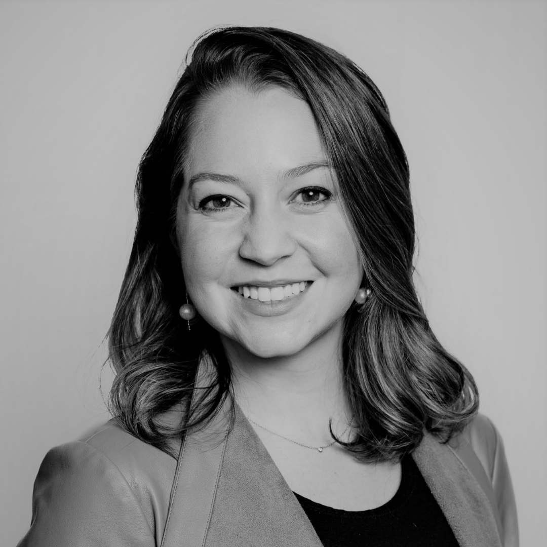 Photo de portait d'Andreina Yanes, femme influente dans la publicité, en noir et blanc sur fond blanc