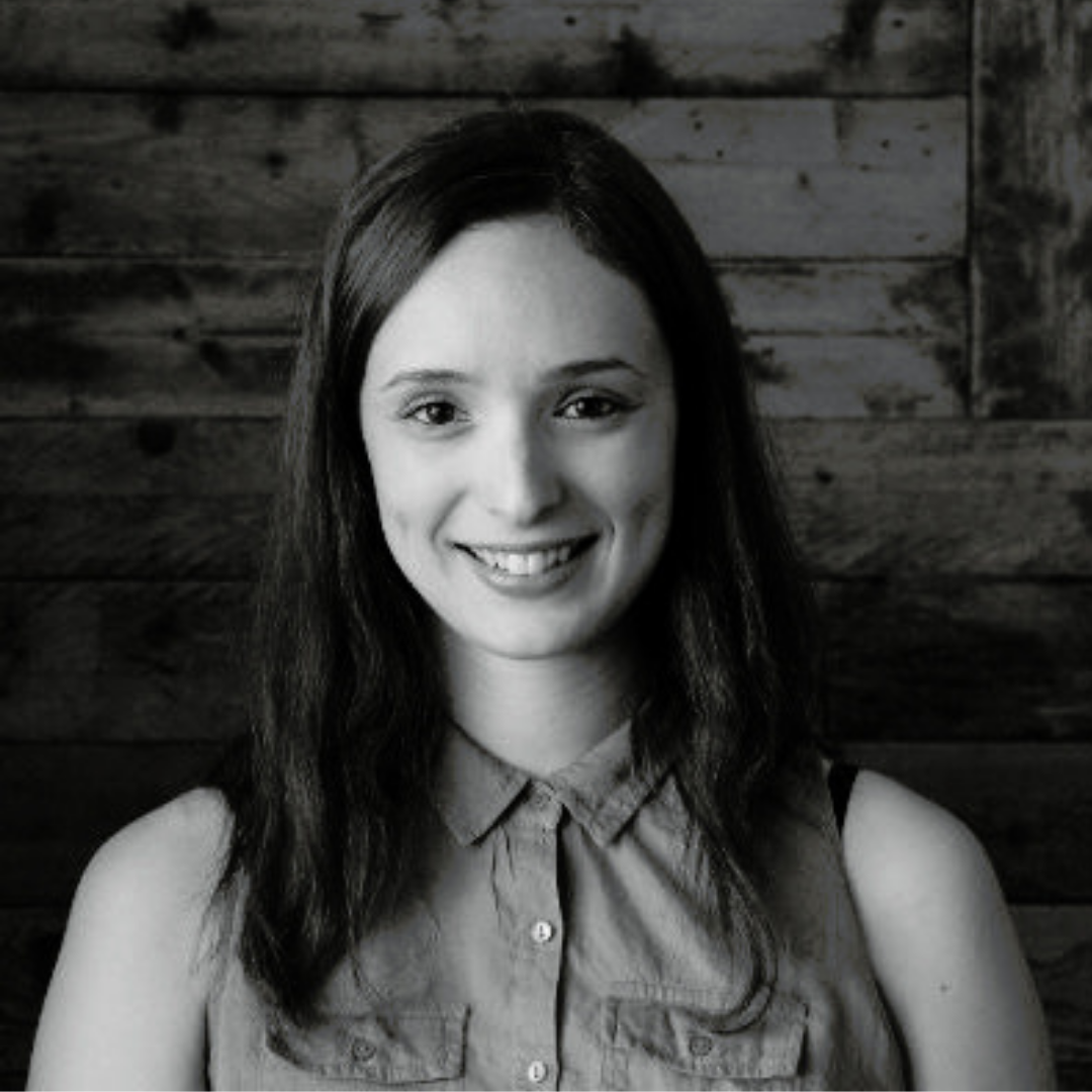 Photo de portrait d'Ilana Bolas, femme influente dans la publicité, en noir et blanc