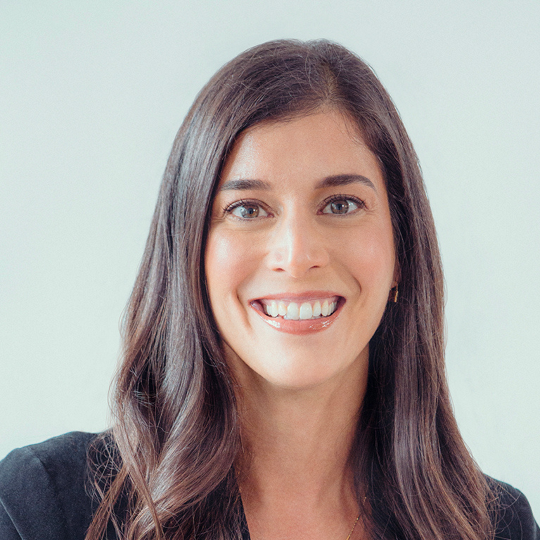 Photo de portait de Lori Goode, femme influente dans la publicité sur un fond vert clair